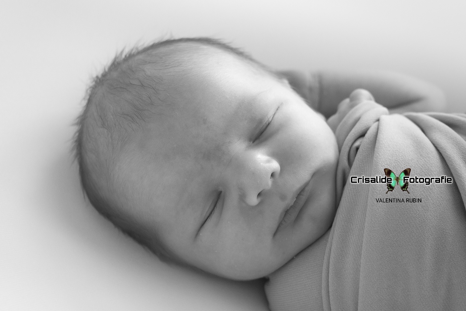 Primo piano del viso di un neonato che dorme, scatto newborn in bianco e nero