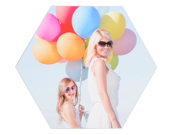 Stampa fotografica esagonale su kapafix con mamma e bambina sorridenti, indossano occhiali da sole e tengono in mano palloncini colorati