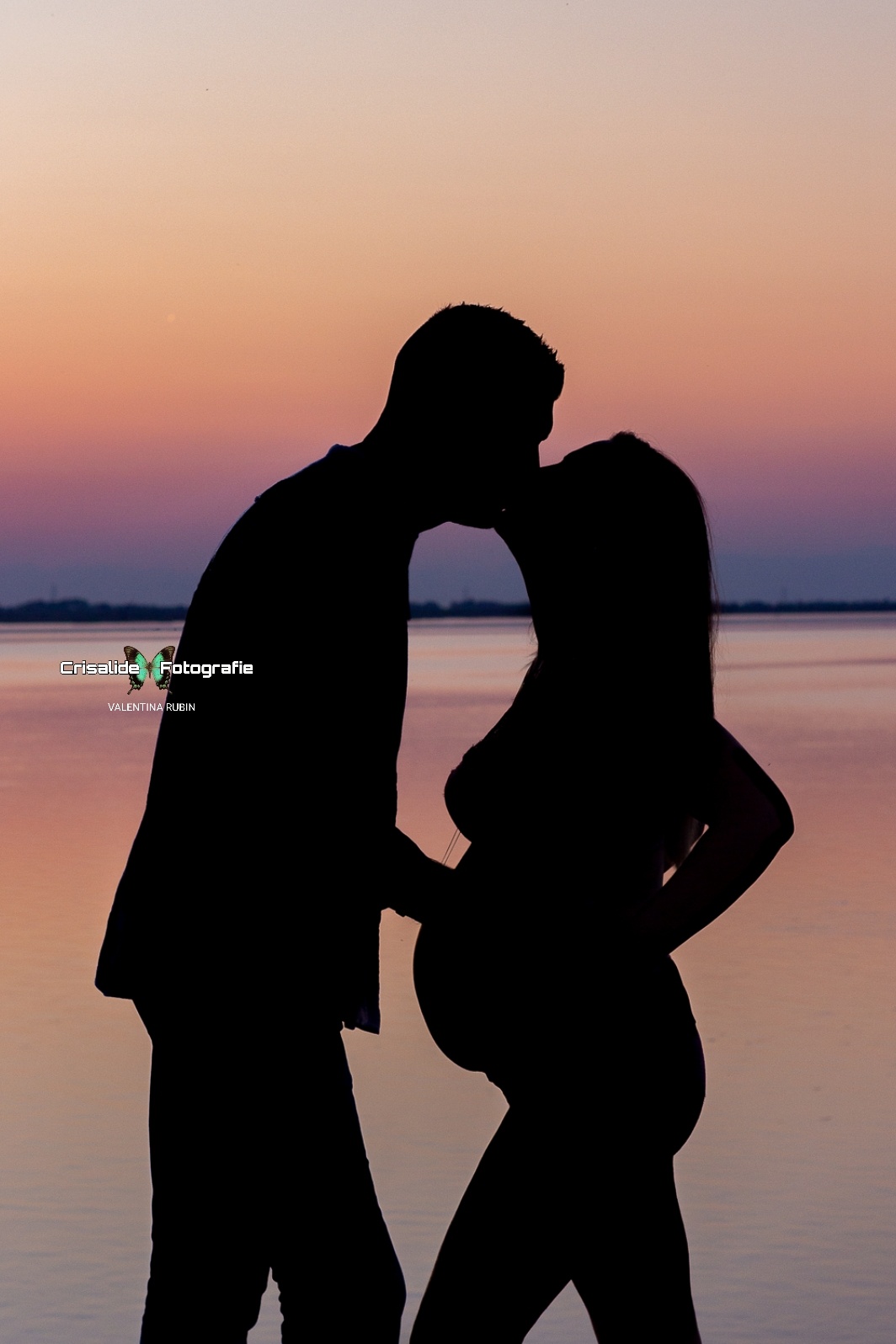 Silhouette di una coppia al tramonto che si bacia