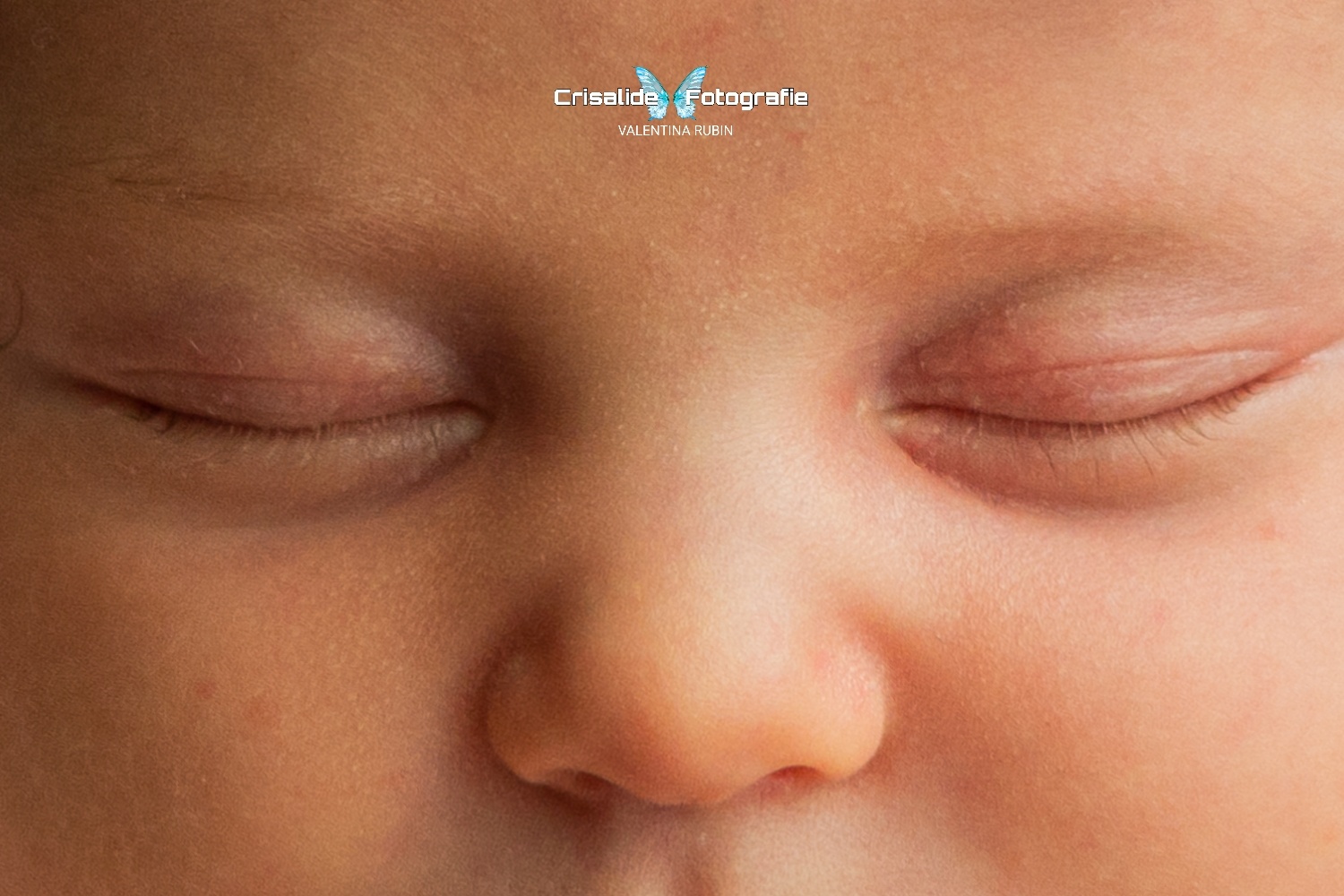 Dettaglio degli occhi chiusi e sul nasino della neonata che dorme, scatto newborn a colori