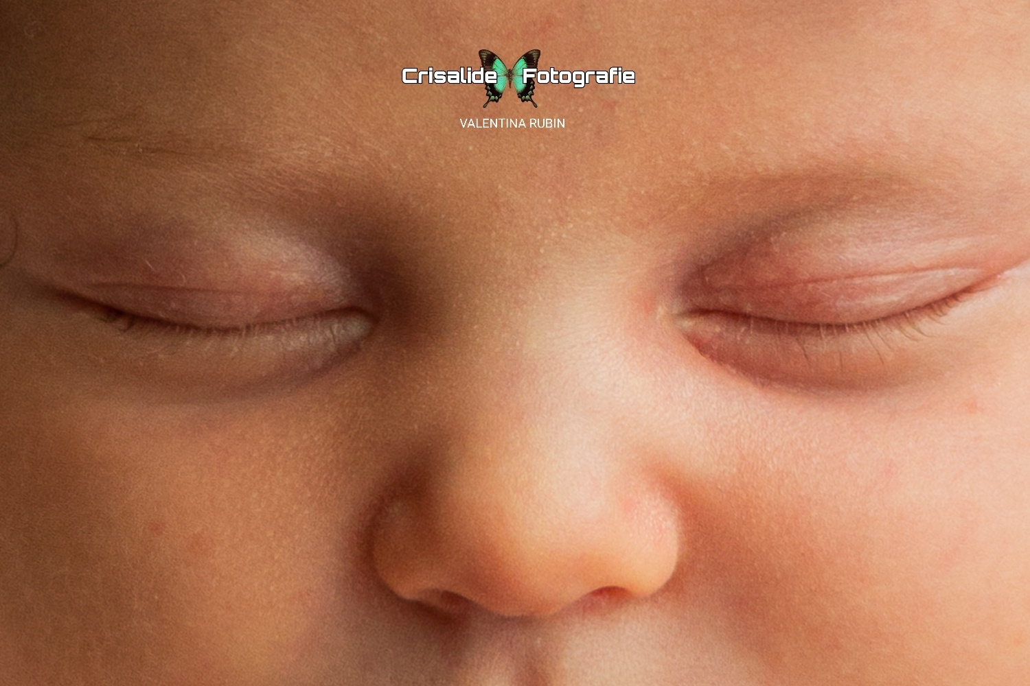 Dettaglio degli occhi chiusi e sul nasino della neonata che dorme, scatto newborn a colori