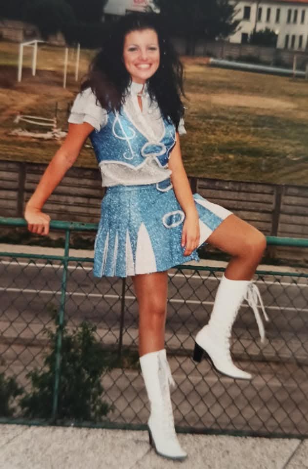Ritratto di Jenny Corrò con la divisa da majorette azzurra e bianca della Show Band di Fossò
