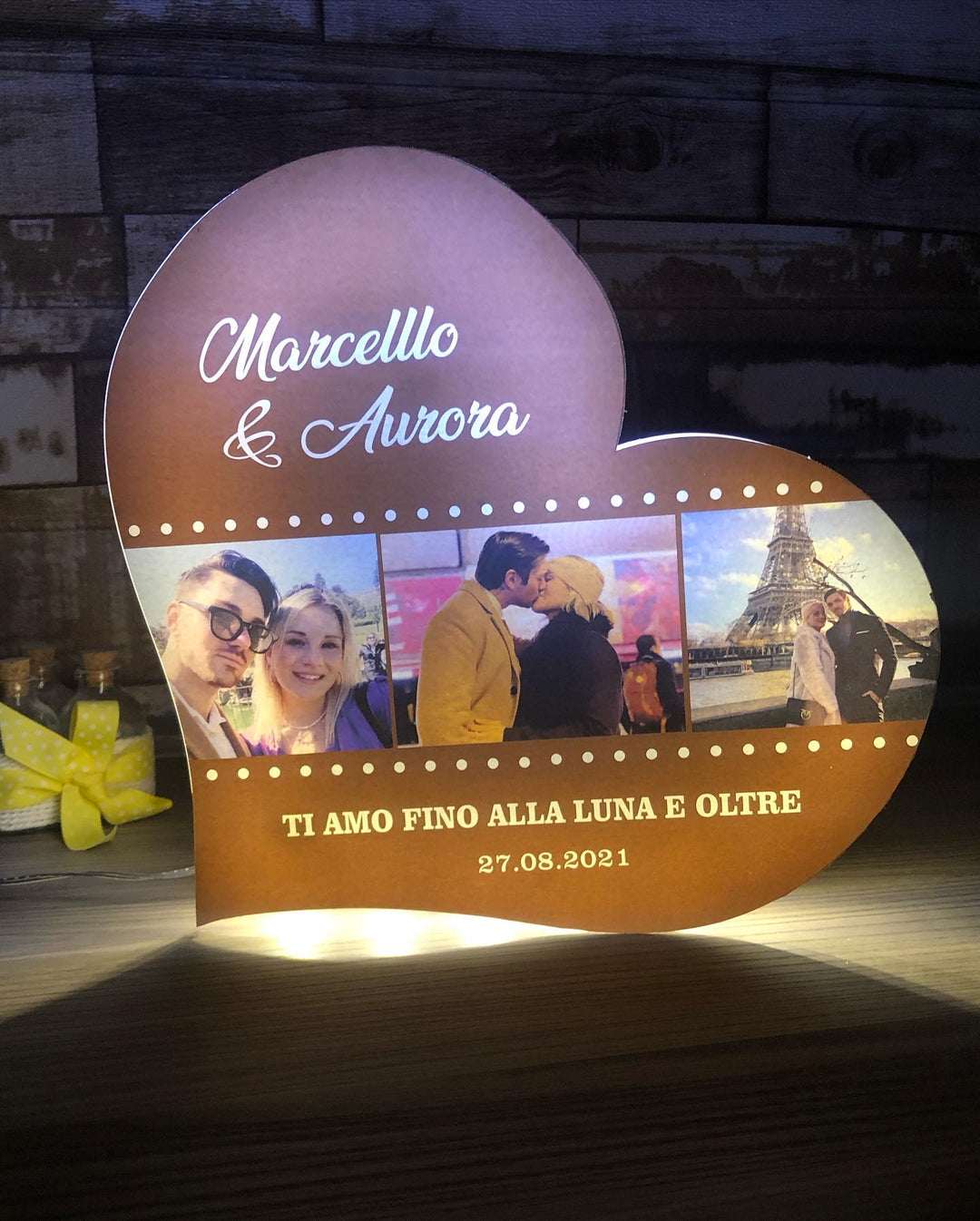 Lampada a forma di cuore con tre foto incise a laser, includendo nomi, frase significativa e data, su sfondo nero