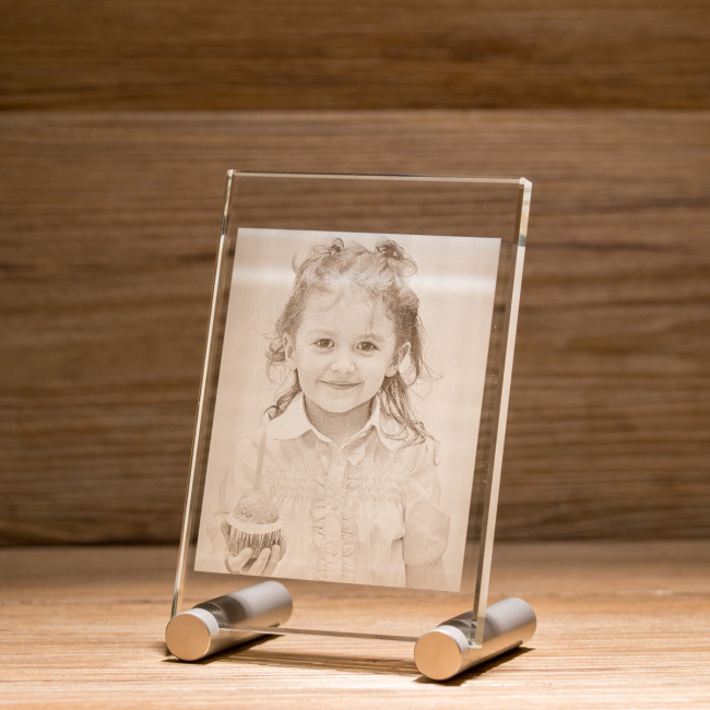cristallo rettangolare con una foto incisa, sfondo legno