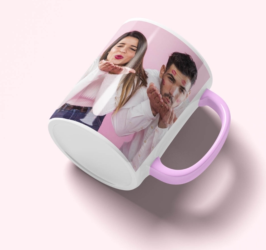 Tazza da colazione personalizzata con foto stampata e manico rosa, appoggiata su sfondo bianco