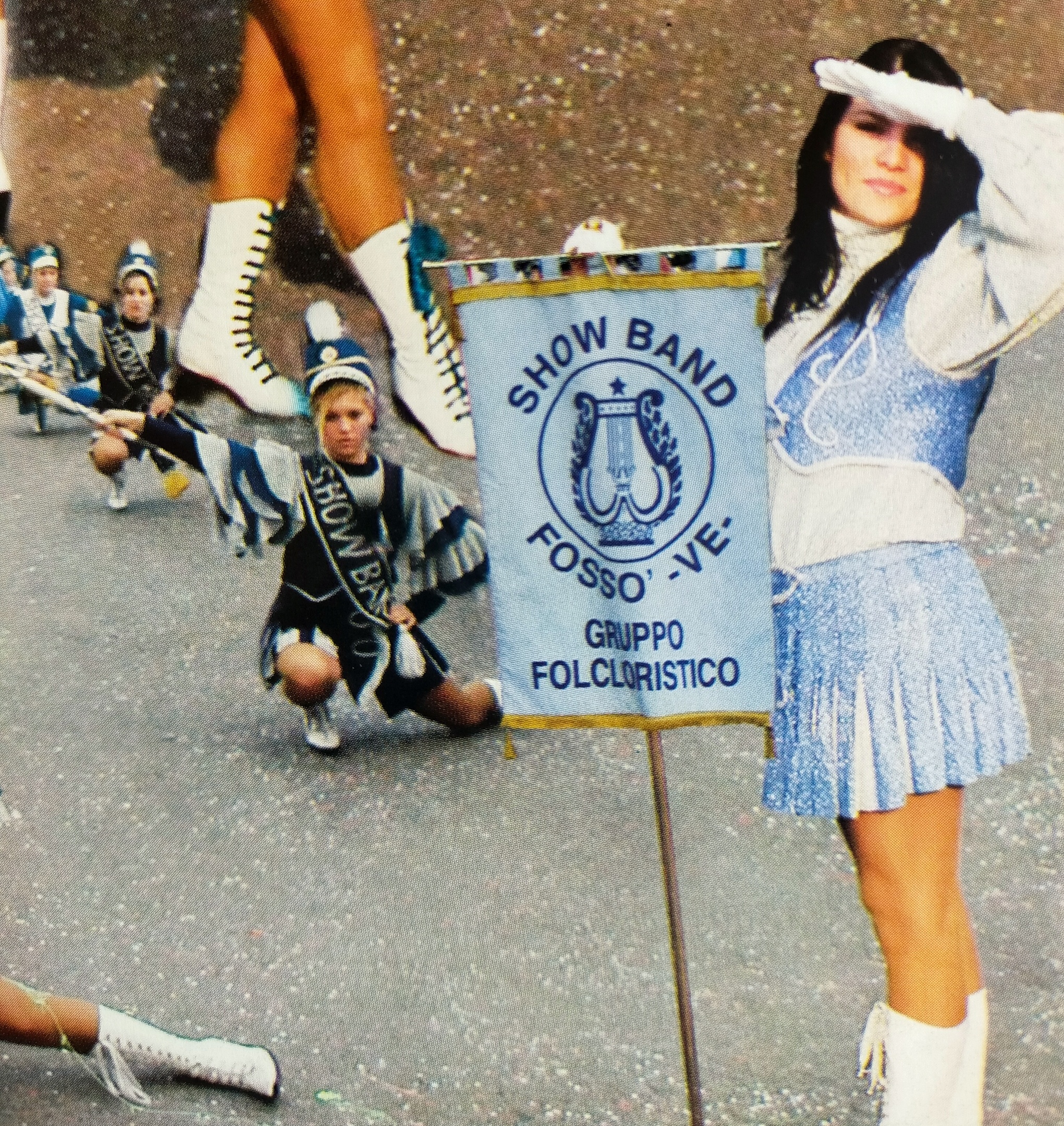Jenny Corrò sulla destra in piedi, con la divisa mentre regge il gagliardetto della Show Band di Fossò (VE)