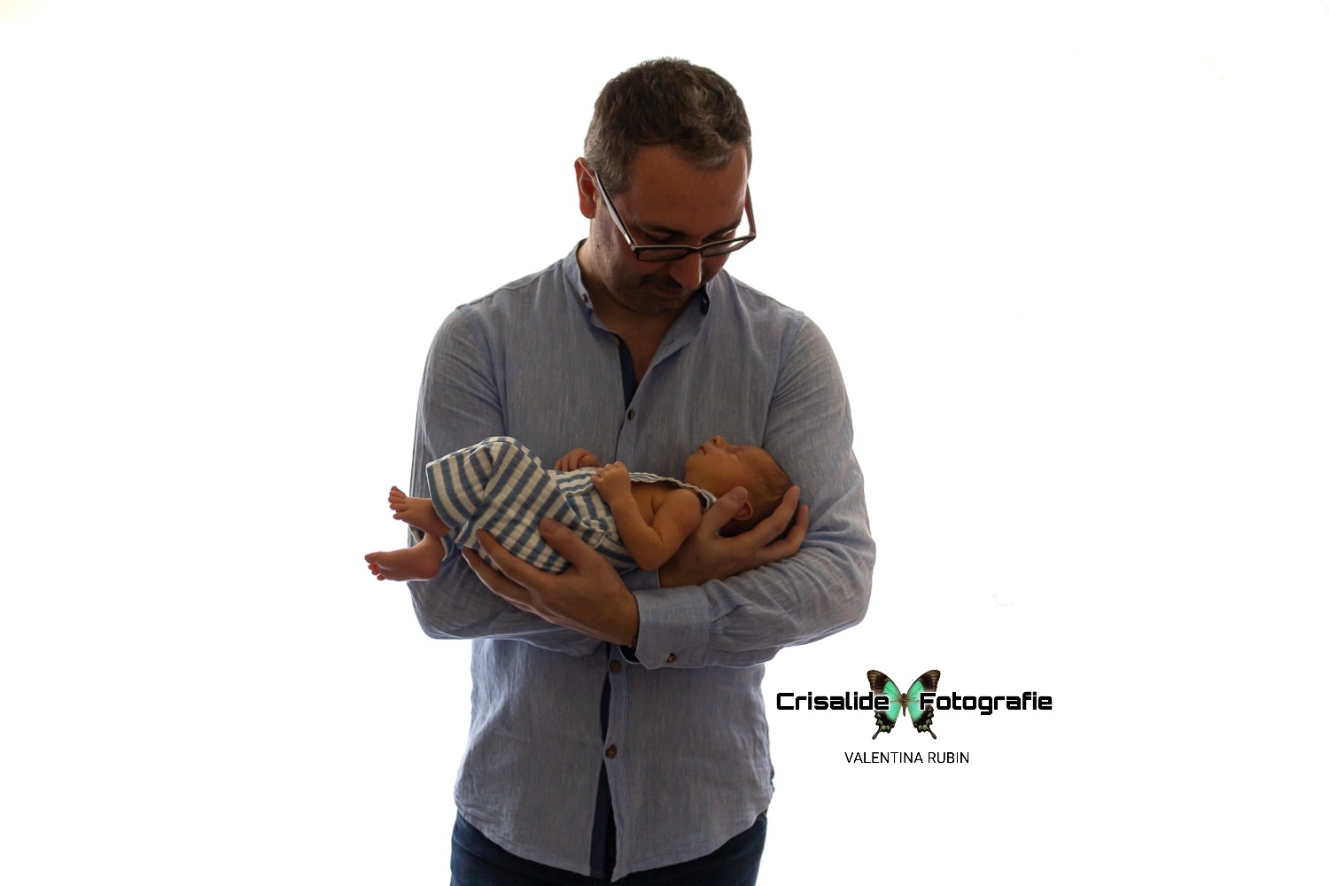 Papà che tiene in braccio il neonato addormentato. Sfondo bianco