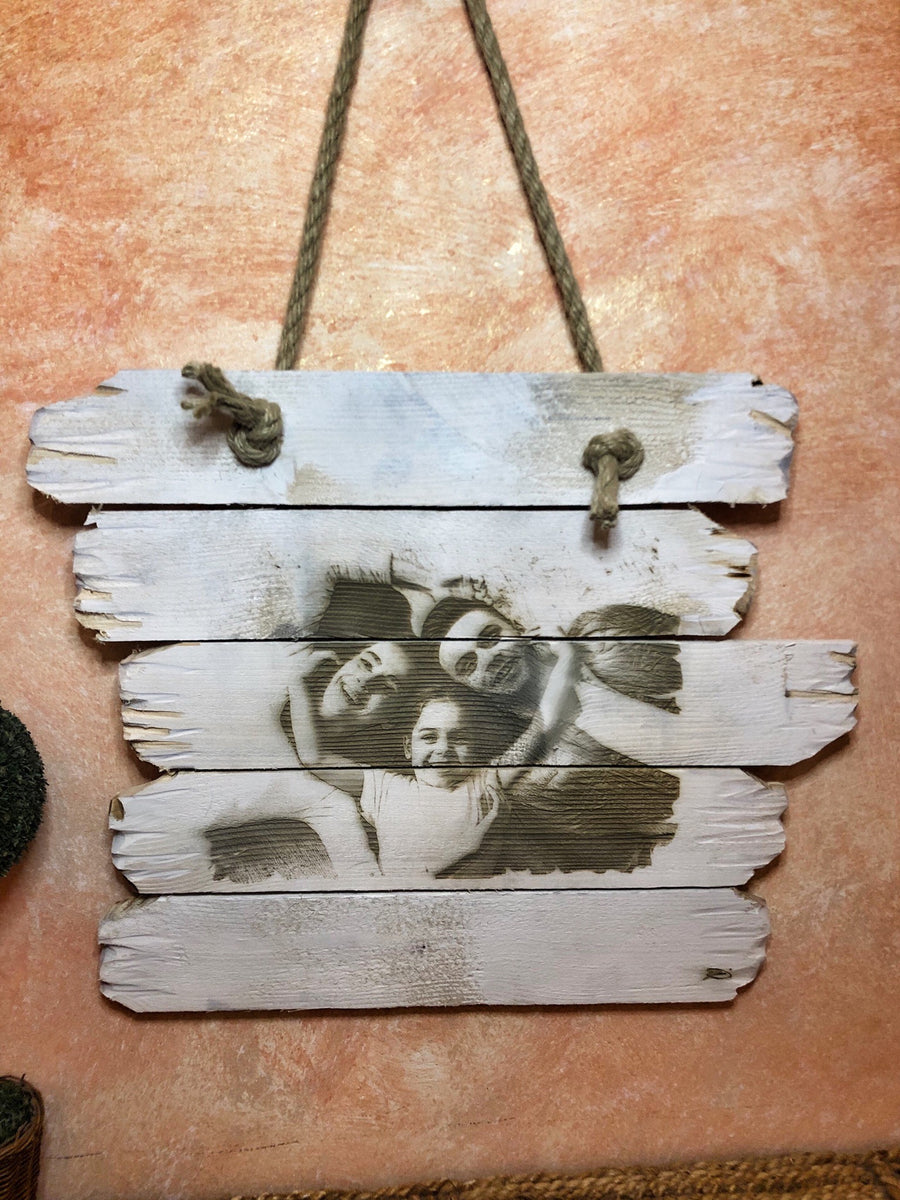 Tavole di legno grezze con foto incisa a laser, dotate di cordone per appendere al muro