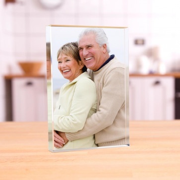 Cristallo rettangolare con foto incisa a colori, appoggiato su un tavolo