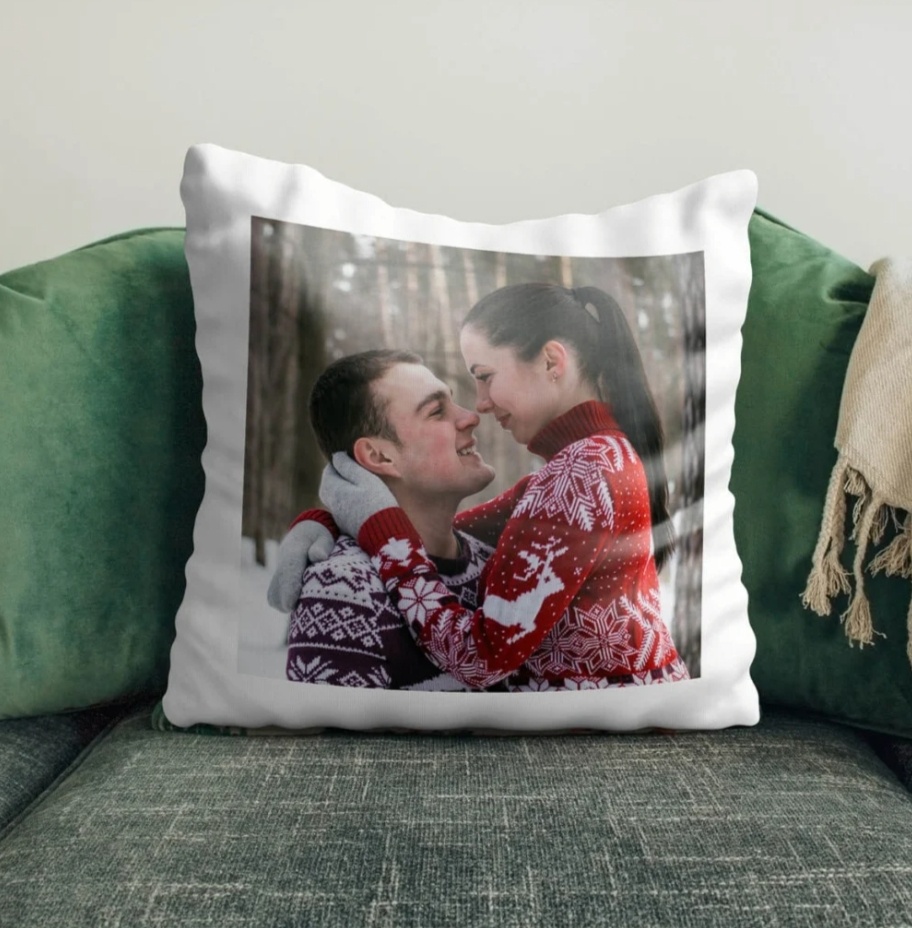Cuscino personalizzato con foto di coppia stampata, appoggiato su una poltrona