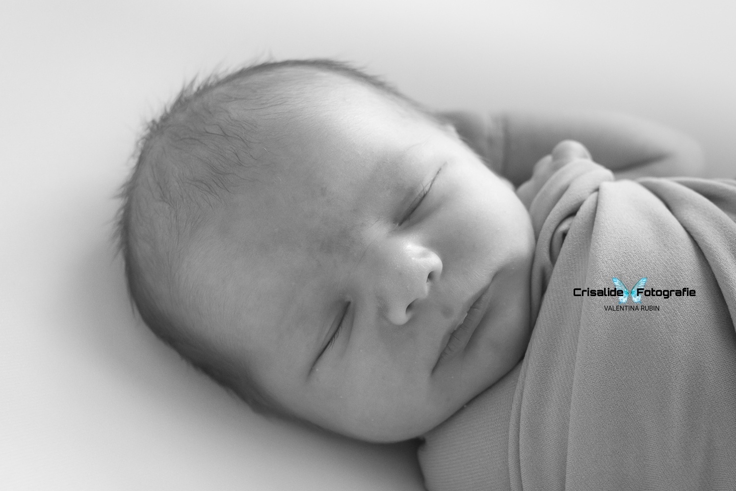 Primo piano del viso di un neonato che dorme, scatto newborn in bianco e nero