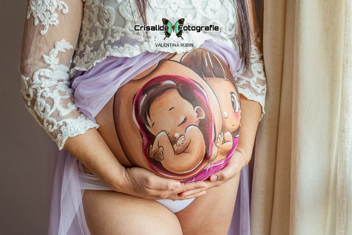 Primo piano del pancione di una mamma incinta, con belly painting colorato