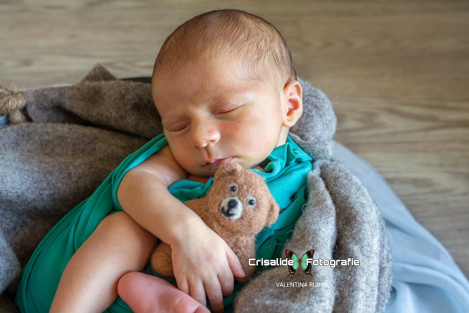 Neonato che dorme abbracciato a un orsacchiotto di feltro - Servizio fotografico a domicilio ad Abano Terme, Padova