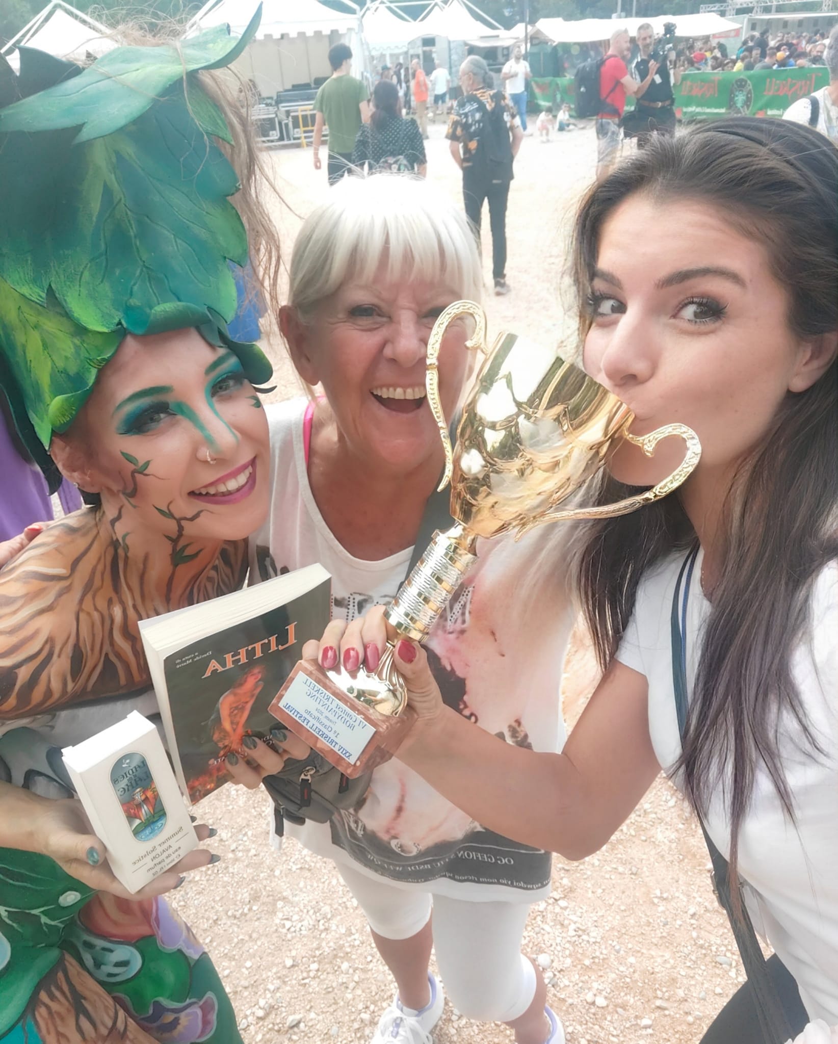 L'artista Jenny Corrò JeJe bacia la coppa del primo posto al Triskell Celtic Festival 2024, festeggiando in un selfie insieme alla sua modella dipinta con un body painting a tema naturalistico celtico
