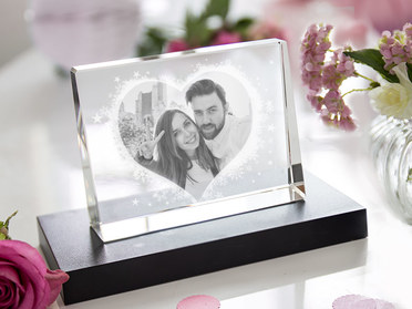 Cristallo con foto incisa a laser, posizionato su base luminosa, appoggiato su un tavolo