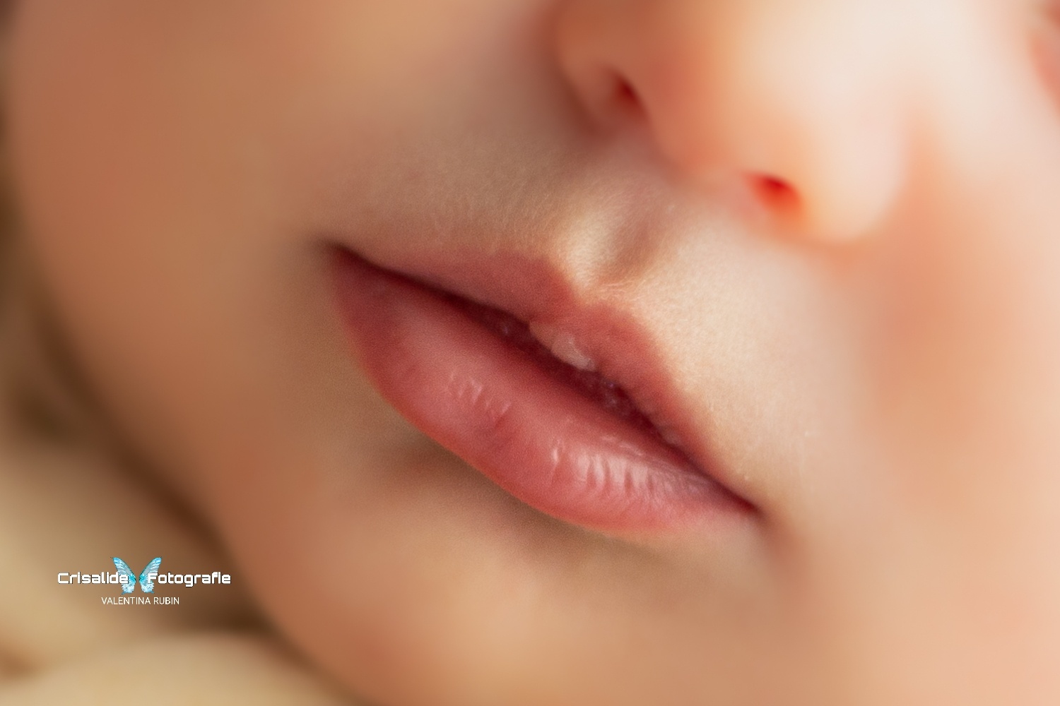 Dettaglio della bocca di una neonata mentre dorme, scatto newborn a colori