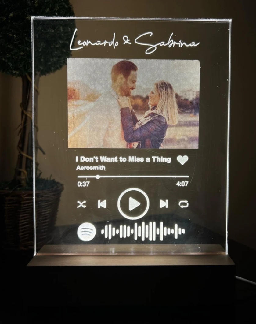 Lampada in vetro con foto di coppia incisa a laser e codice canzone Spotify inciso, su sfondo nero