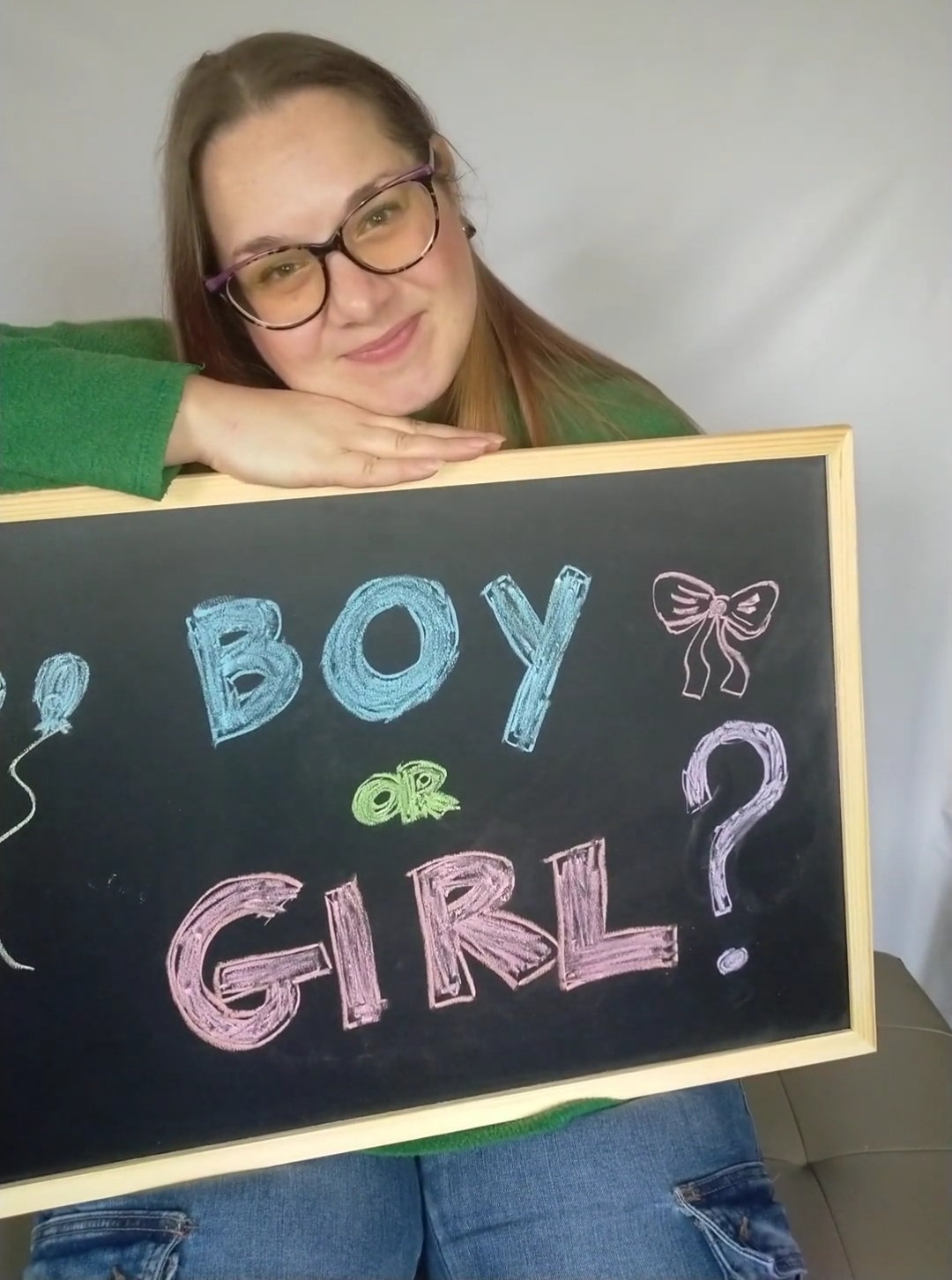 La fotografa Valentina Rubin con una lavagnetta con scritto boy or girl?