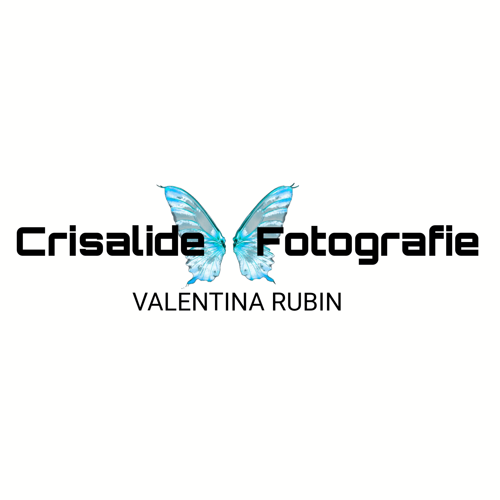 Logo di Crisalide Fotografie con due ali di farfalla tra le parole, e il nome della fotografa Valentina Rubin sotto; simbolo della metamorfosi e della bellezza della vita