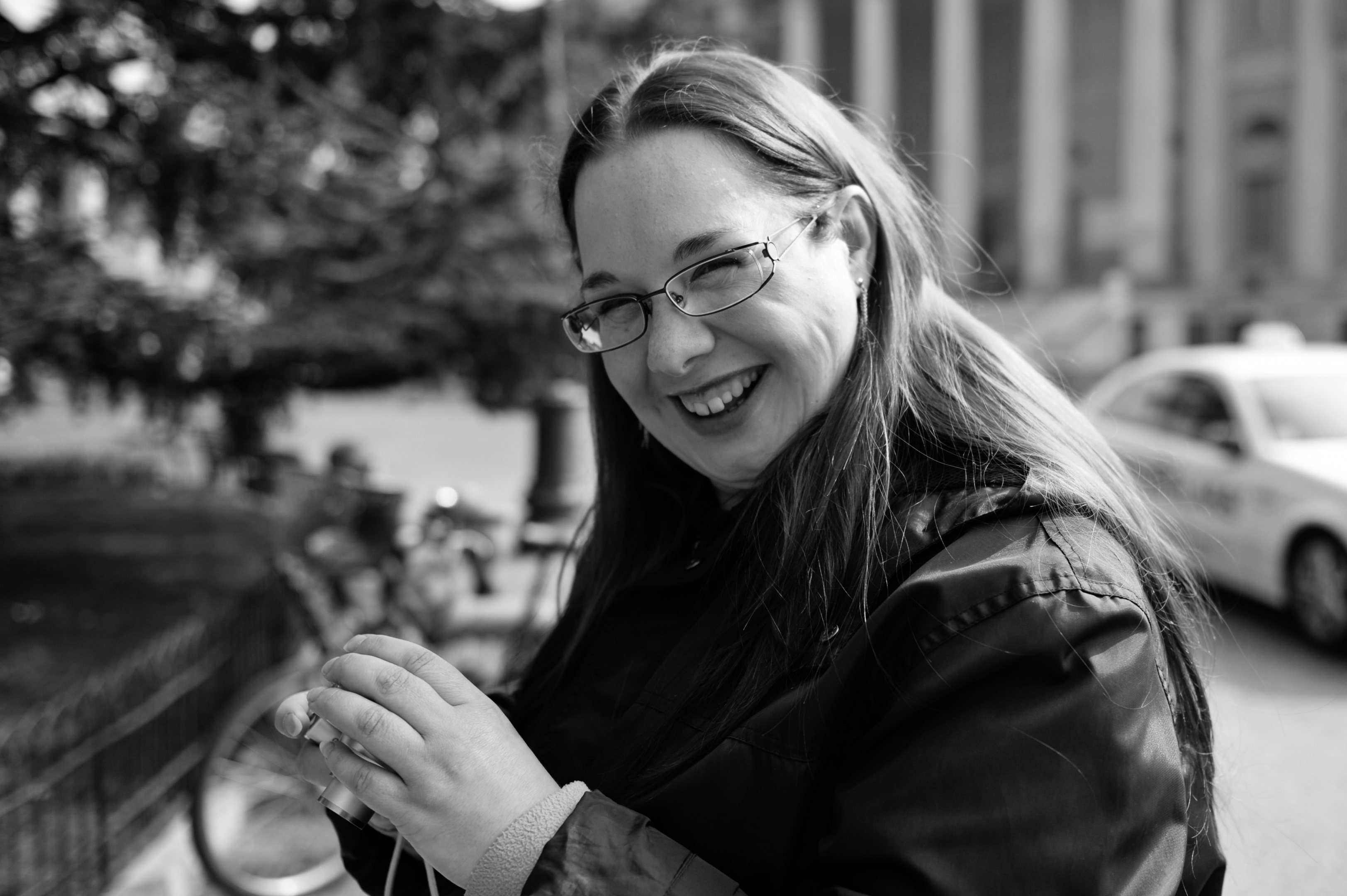 Valentina Rubin, fotografa professionista, mentre sorride tenendo in mano la sua macchina fotografica
