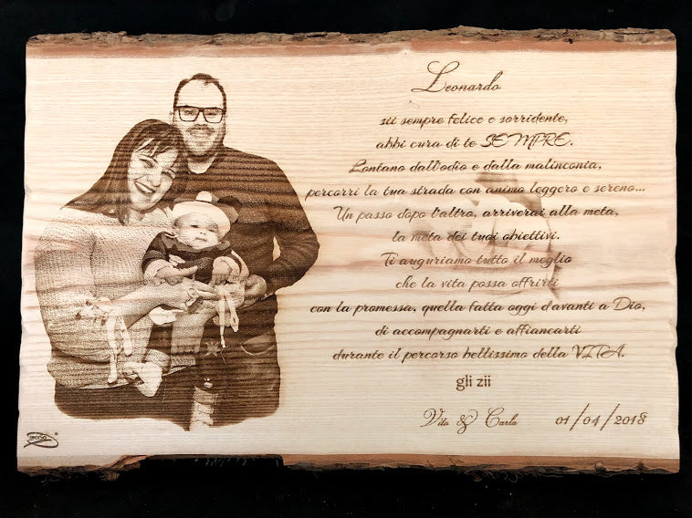 Fetta di tronco con foto e frase significativa incise a laser
