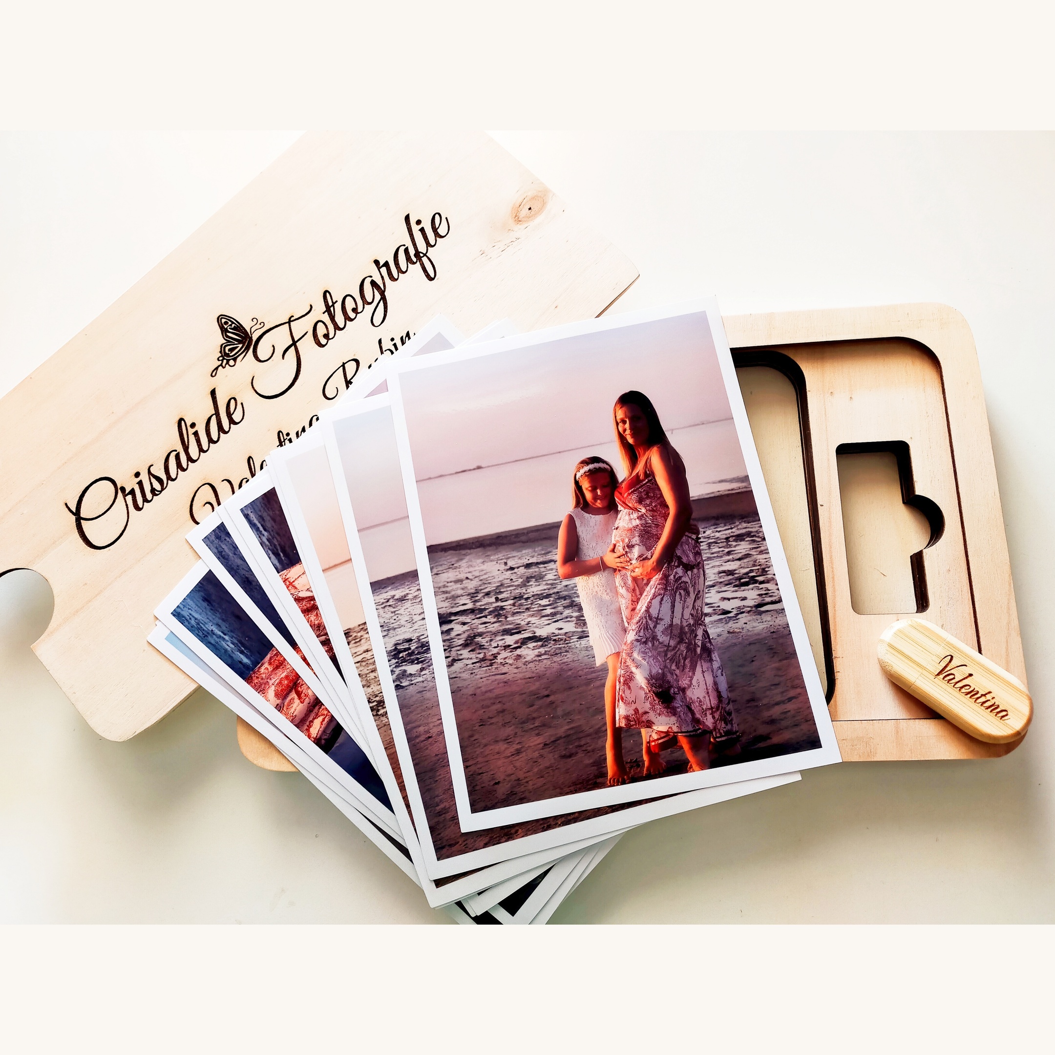 cofanetto in legno con chiavetta USB personalizzata e stampe fotografiche su sfondo bianco