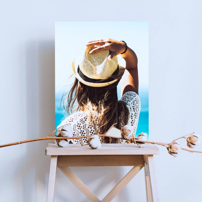 Foto stampata su pannello in legno appoggiata su cavalletto in legno, decorata con fiore di cotone